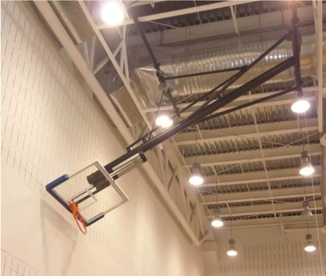 O teto elétrico interno de alumínio da aro de basquetebol montou