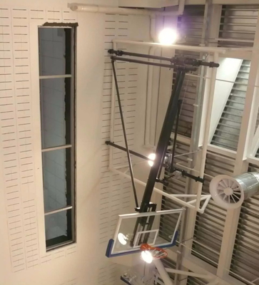 O teto elétrico interno de alumínio da aro de basquetebol montou